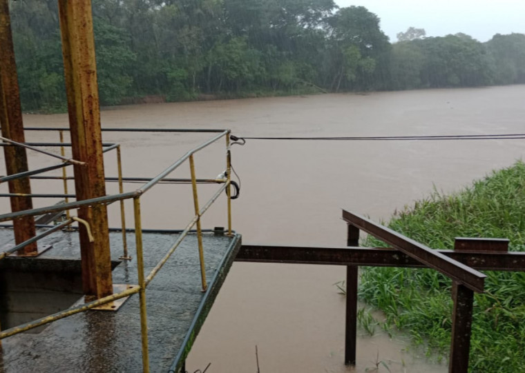 O corpo d'água, que passa por cerca de 32 municípios, permanece em elevação lenta, atingindo desde Campo Bom 