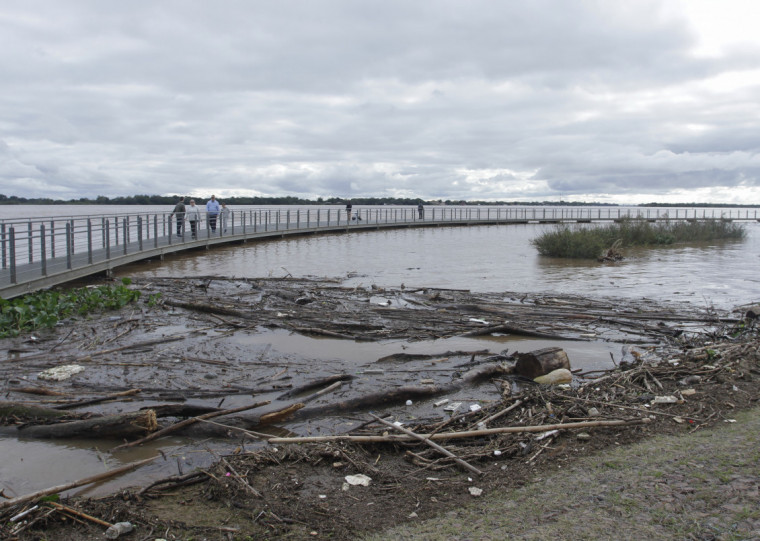 Aumento do nível da água trouxe entulhos para a beira do Guaíba