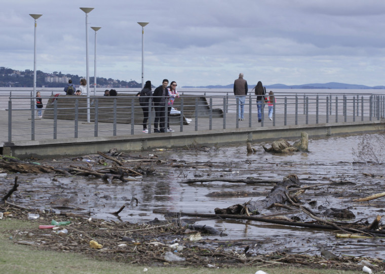 Na orla do Gasômetro, os entulhos trazidos pela água são visíveis e poluem visualmente