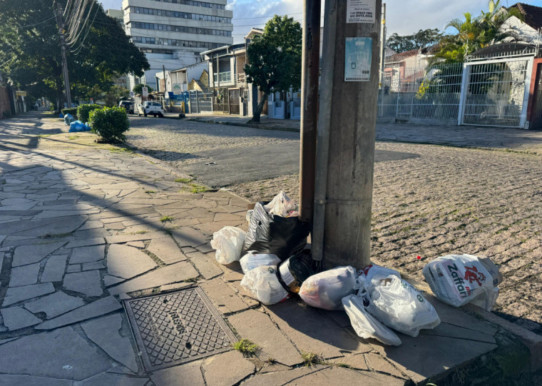 DMLU fez vistoria, constatou que caminh&atilde;o passou na rua e depois os sacos foram recolhidos