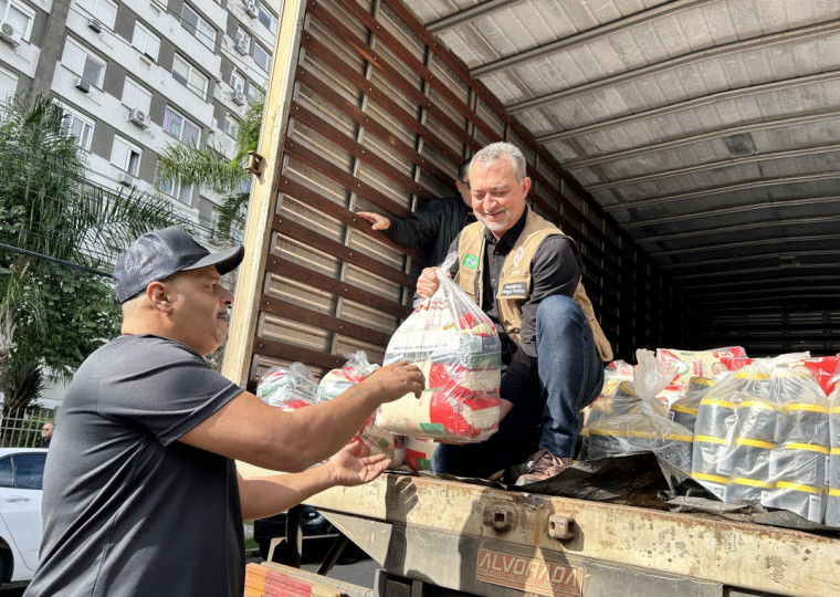 Cada cesta contém 17 quilos de alimentos, incluindo arroz, feijão, macarrão, farinha de milho e melado 