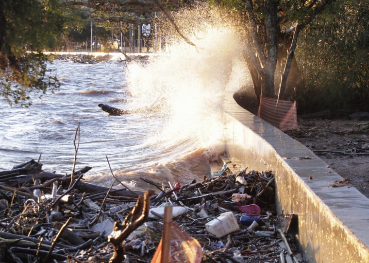 Estrutura de 45cm construída nas obras do calçadão impede o avanço da cheia em alguns pontos