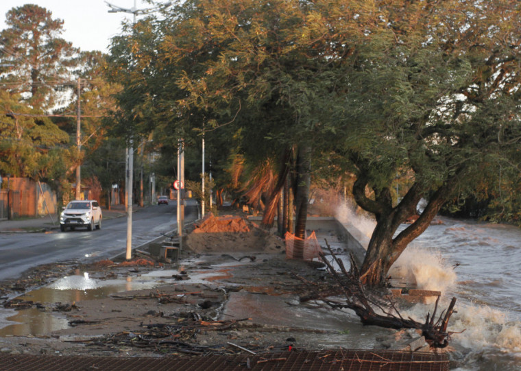 Ontem a água chegou a extravasar em algumas regiões 