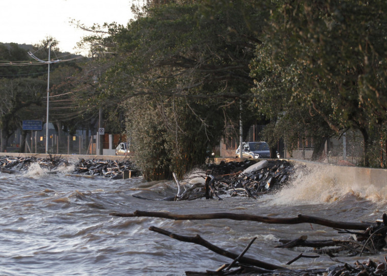 Em Ipanema, as águas do lago superaram o dique em construção