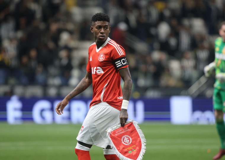 Camisa 4 foi punido por proferir ofensas ao árbitro na partida contra o Corinthians