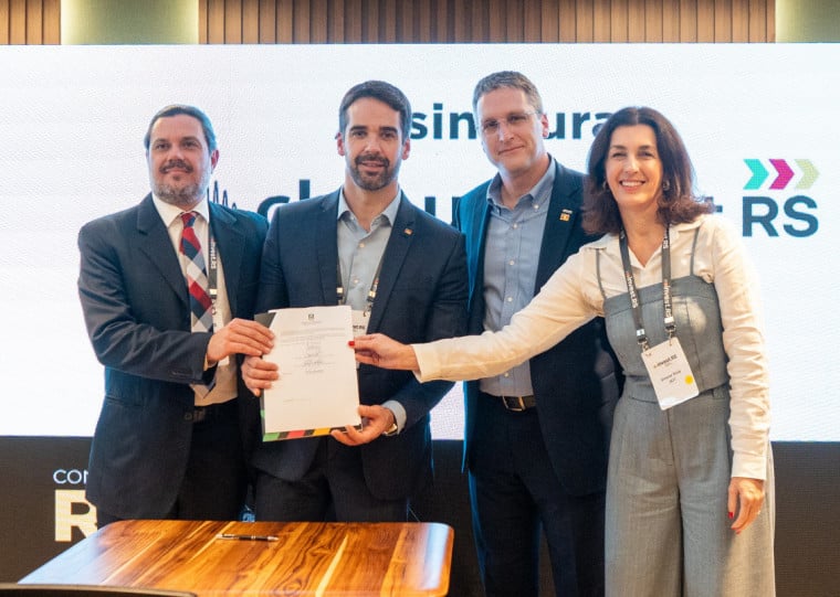 Governo do Rio Grande do Sul assinou acordo de comperação com o fundador da Chipus, Murilo Pessatti (e), nesta segunda-feira em São Paulo