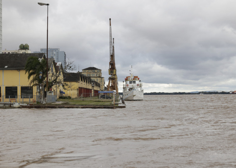Ontem a água ultrapassou os 3m na régua do Cais