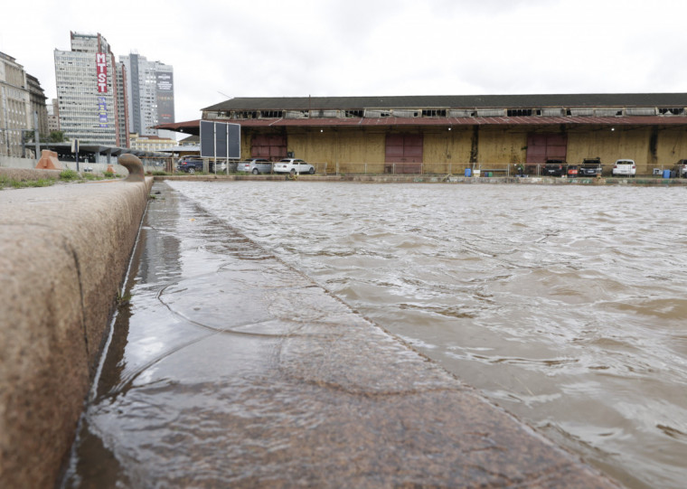 Às 9h desta terça-feira (24), o nível do Guaíba no Cais Mauá marcava 2,84m
