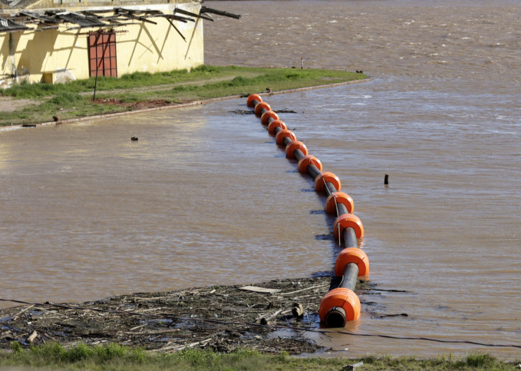Dragagem no Gua&iacute;ba, STER ENGENHARIA. &Aacute;rea do cais Mau&aacute;, pr&oacute;ximo &aacute; rodovi&aacute;ria.