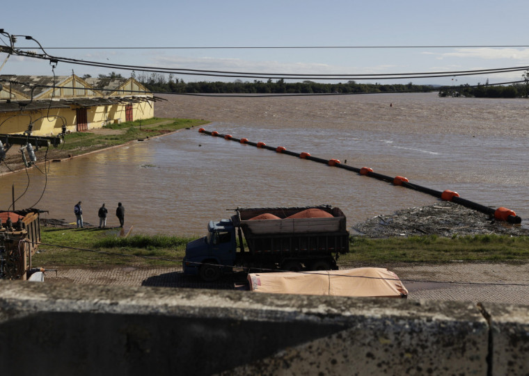 A altura do rio segue dentro da cota de alerta, que &eacute; de 2,30 metros para o cais Mau&aacute; e 3 metros para o Gas&ocirc;metro
 