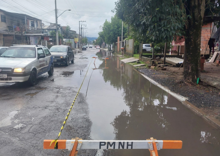 Rio dos Sinos atingiu a m&aacute;xima de 6,81m e alagou ruas