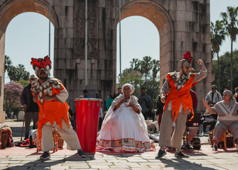 Inspirado na obra de Hermes Mancilha, 'Zaze-Zaze: uma festa para Vavó' tem direção de Gilberto Icle