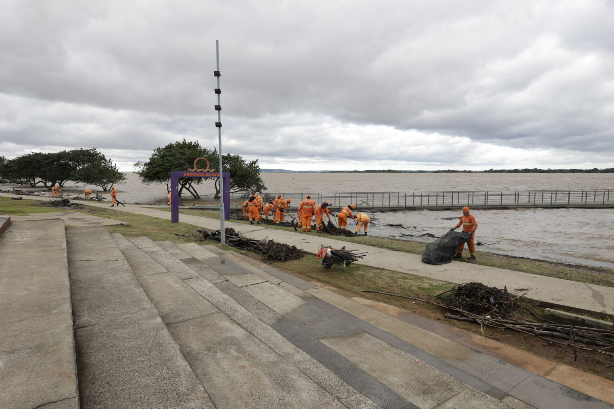 Na orla, servidores do DMLU come&ccedil;am remo&ccedil;&atilde;o de galhos e entulhos  | T&Acirc;NIA MEINERZ/JC