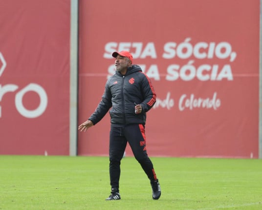 Com problemas defensivos, Roger vai à procura de soluções para a zaga