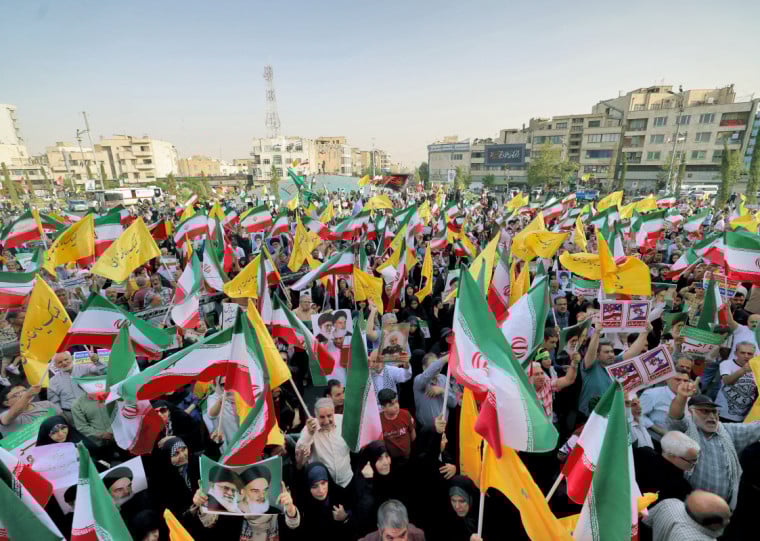 Iranianos foram às ruas de Teerã nesta terça-feira celebrar o cessar-fogo