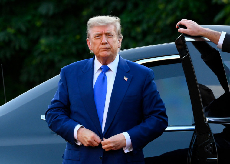 Além do anúncio de taxas, ele classificou novamente as investigações contra Bolsonaro como "caça às bruxas"