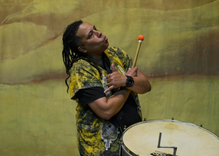 Além de percussionista, Alexsandra Amaral é uma das poucas mulheres mestras de bateria de escola de samba no Brasil