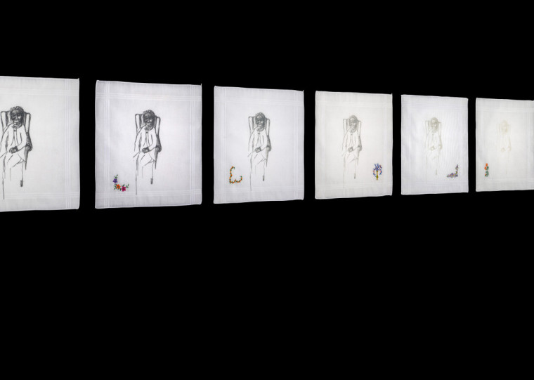 'Minha Mãe' representa uma seleção de litografias dispostas em conjunto entre as obras que compõem a exposição