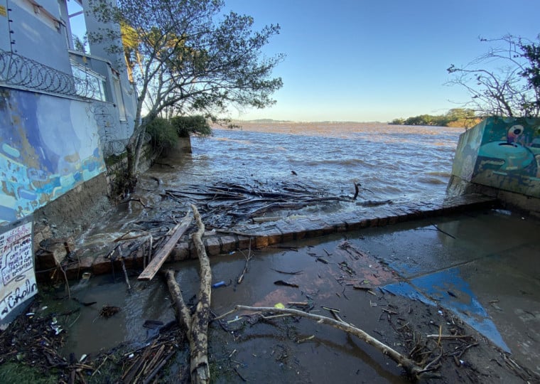 Água invadiu rua Armando Barbedo, na Tristeza, na enchente de 2024