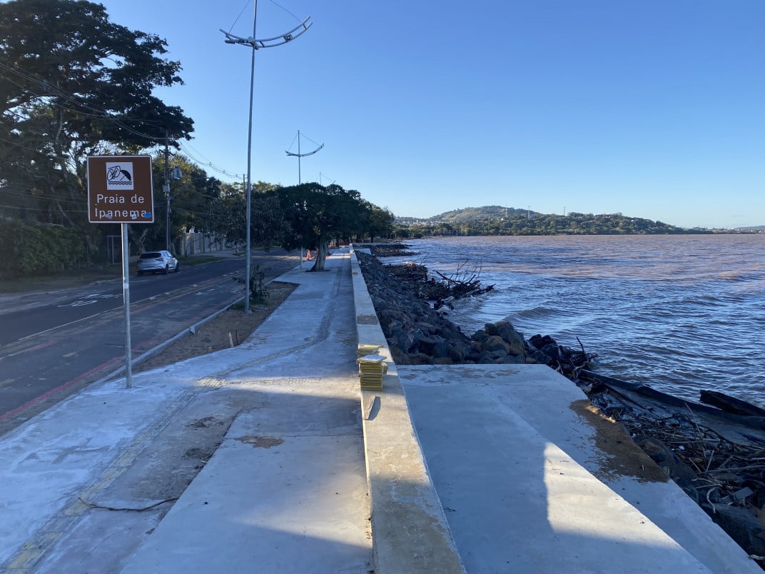 Vento faz com que a água bata com força na borda da rua e traga galhos | Mauro Belo Schneider/Especial/JC