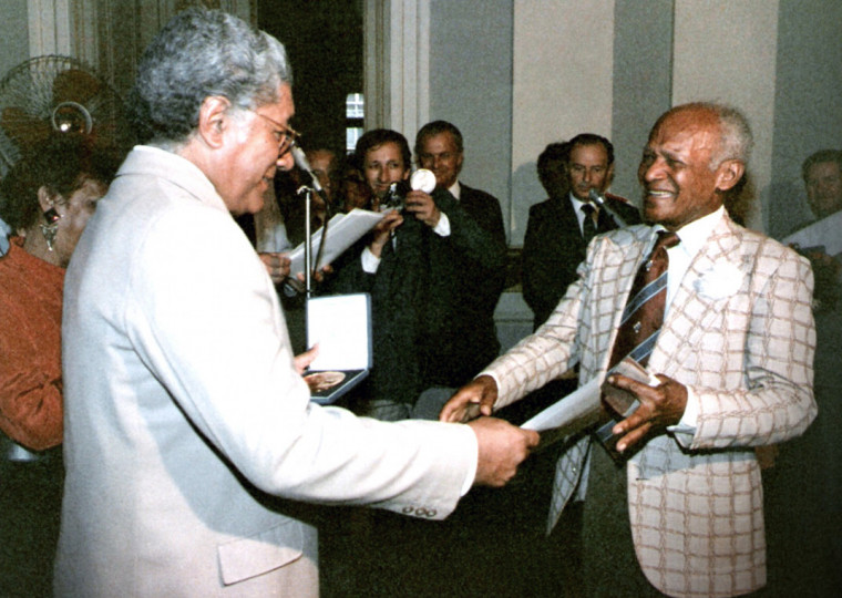 Em 1993, recebendo homenagem do então governador Alceu Collares