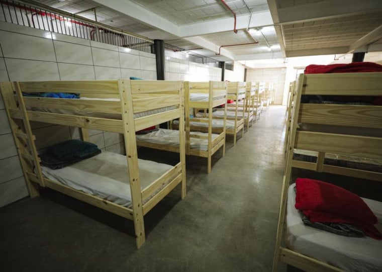 No espaço, que possui capacidade para receber até 150 pessoas, há quartos masculinos, femininos e para pessoas transexuais