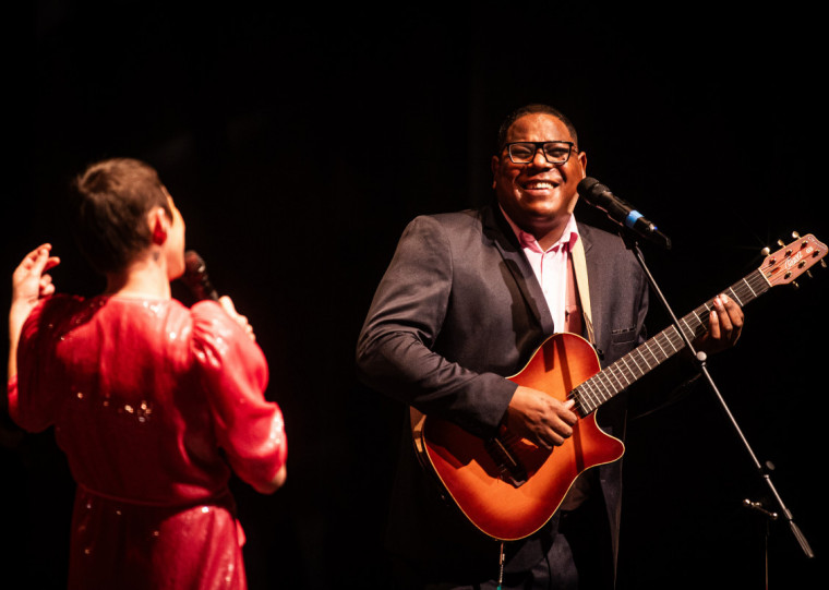 R&ecirc; Adegas e Kako de Olivieira come&ccedil;aram a performar nos anos 90 e se tornaram m&uacute;sicos consolidados da cena cultural brasileira