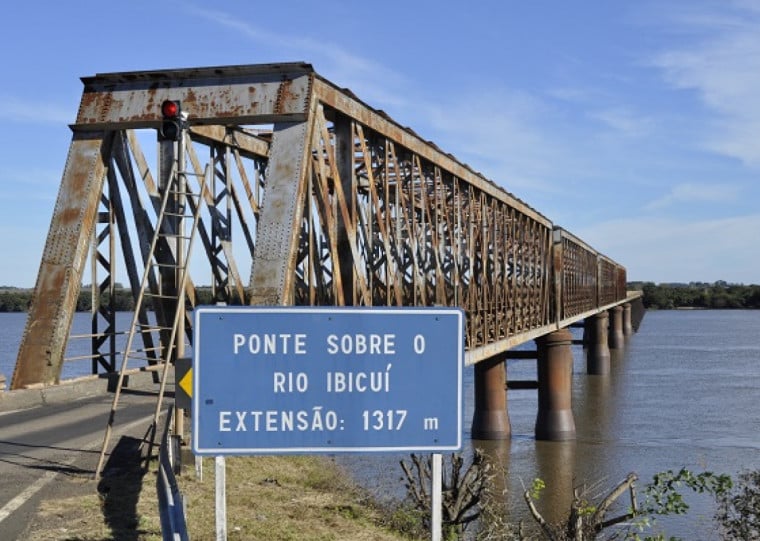 Fluxo pela ponte de ferro é de, em média, 400 caminhões por dia