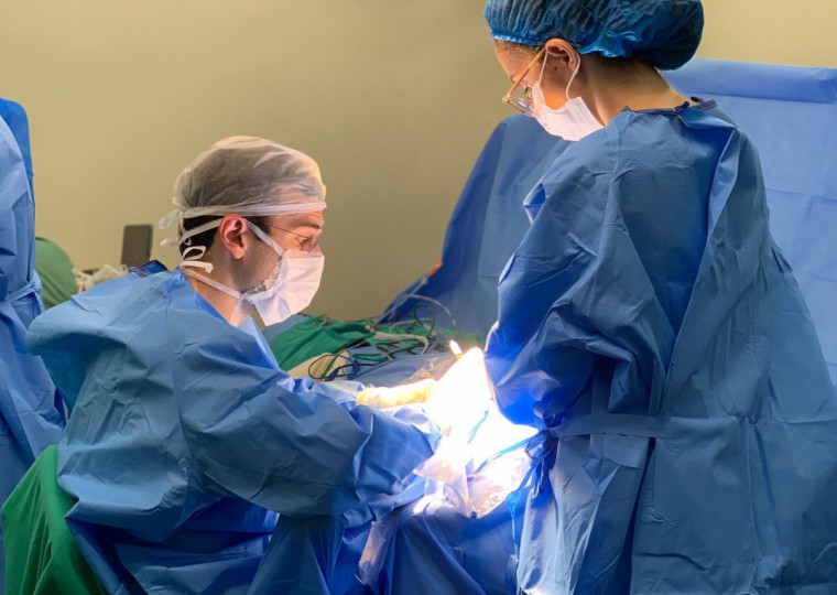 Feito por uma equipe multidisciplinar, o procedimento contou com a coordenação do otorrinolaringologista e cirurgião, Joel Lavinsky