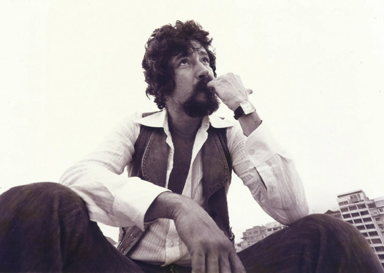 Perfil mantido e abastecido pela família do artista, o Raul Seixas Oficial traz inúmeras gravações de TV, shows, entrevistas e filmes caseiros, em uma das mais completas curadorias dedicadas a um artista brasileiro no YouTube