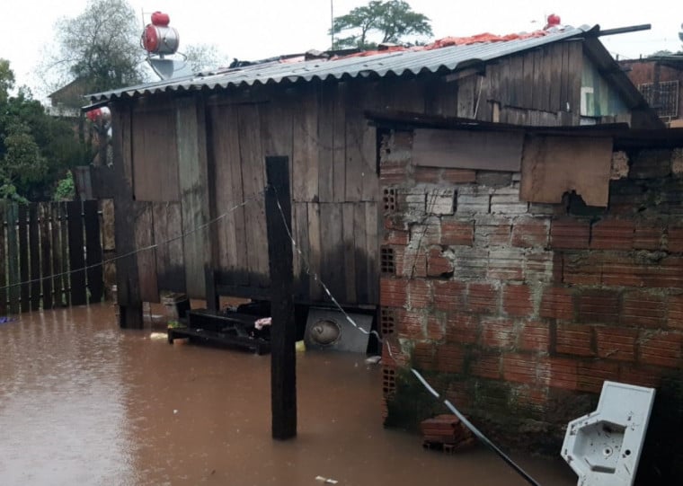 Moradores do bairro Cristo Rei tiveram que deixar suas casas após a cheia do Rio Jacuí