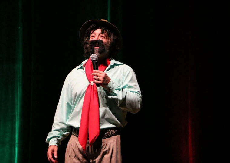 Humorista ficou conhecido por suas interpretações e personagens singulares, que apresenta nos palcos desde 1995