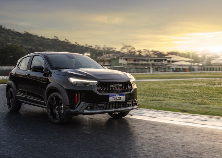 Há quatro opções de cores para a carroceria, mas o teto é sempre pintado de preto