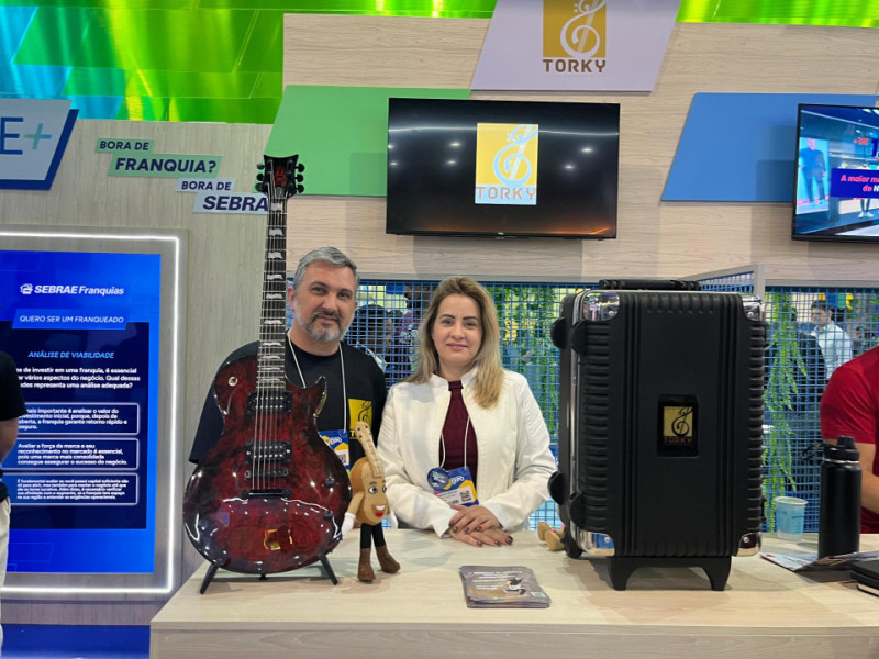 Paulo Torquato e Márcia Gregini são sócios da Torky, franquia de oficinas para instrumentos musicais Foto: Giovanna Sommariva/Especial/JC