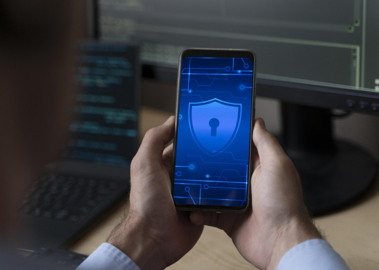 Cabe ao profissional contador 'duvidar e confrontar' regularmente as informações de todas as transações financeiras corporativas, visando diagnosticar possíveis distorções ou erros 