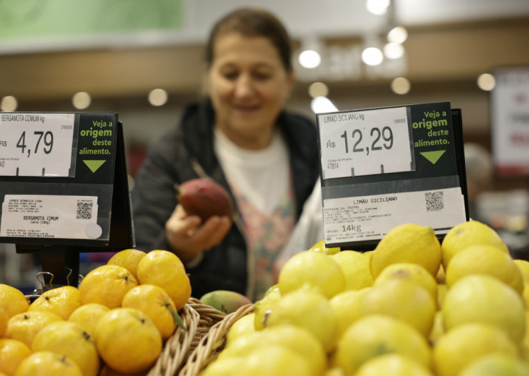 Frutas, verduras e legumes têm nome (produtor), endereço, dia da entrega e número de 'identidade'