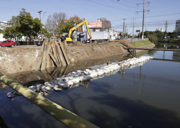 Para garantir a segurança durante o trabalho, duas faixas à esquerda da avenida Ipiranga foram isoladas