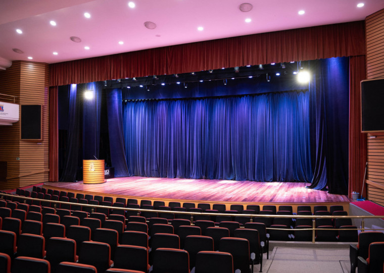 Pela primeira vez, desfiles serão realizados no teatro da universidade