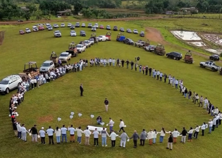 Os participantes, de mãos dadas, soltaram oito balões brancos, cada um com o nome de uma das vítimas fatais