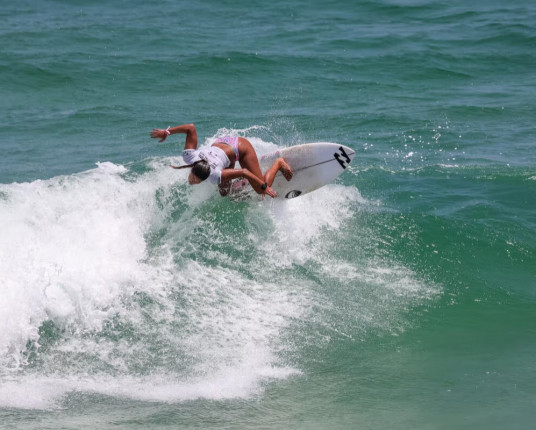 Luana Silva é vice-campeã da etapa de Saquarema do Mundial de surfe