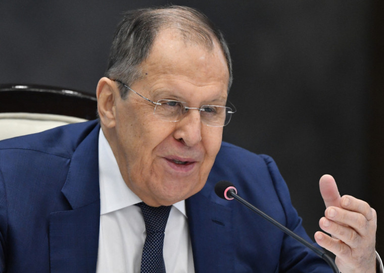 Lavrov ministro informou ainda que a Rússia quer a paz, ainda que as forças armadas russas tenham lançado bombardeios pesados
