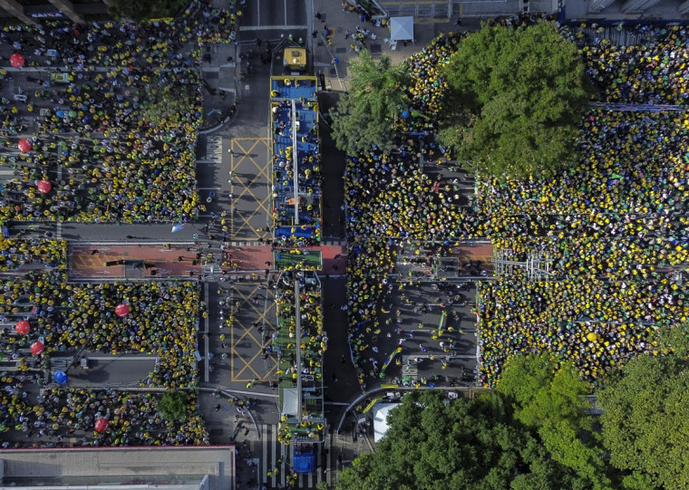 Cinco imagens captadas por drone foram selecionadas para a contagem, abrangendo dois pontos de concentração na Paulista