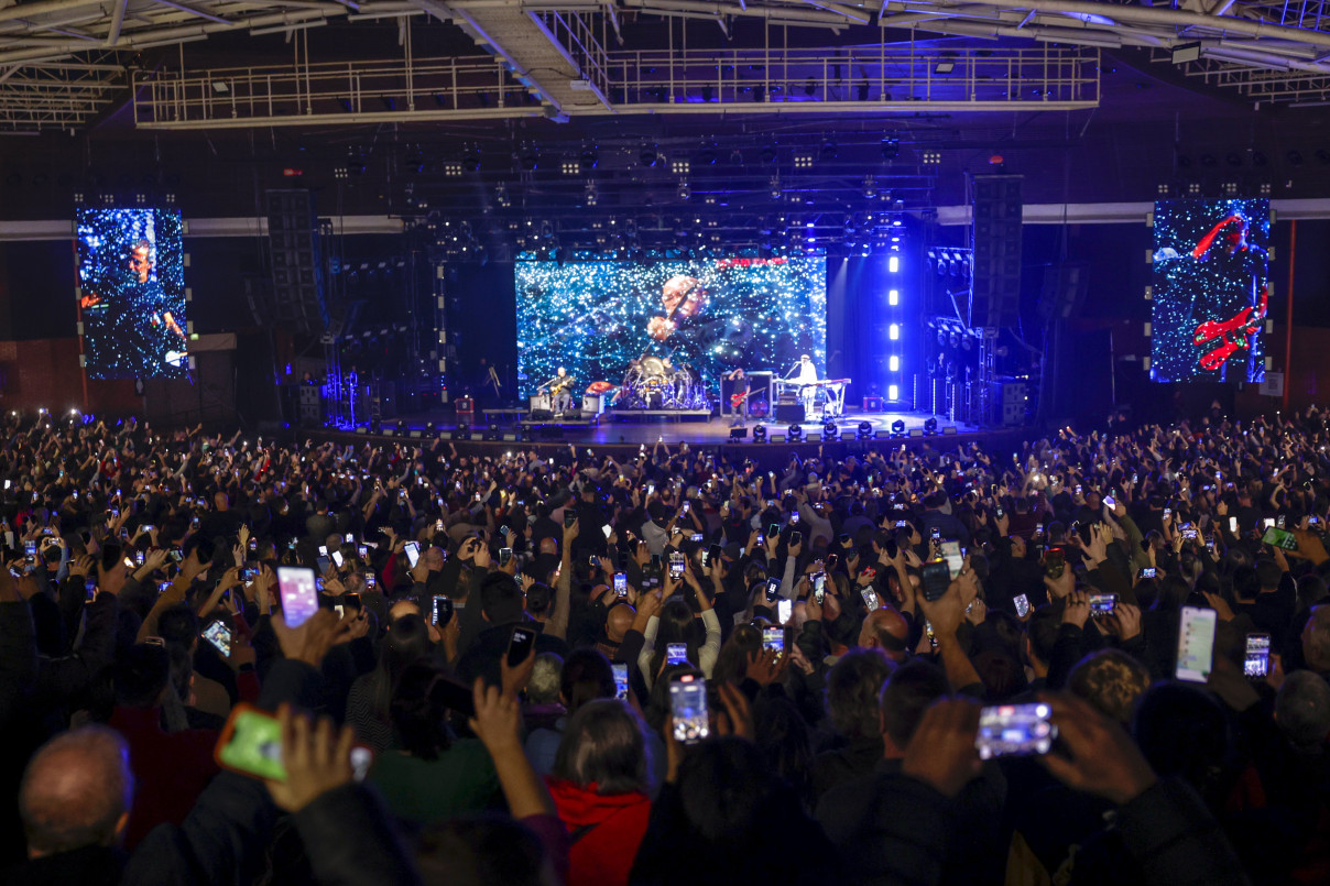 P&uacute;blico interagiu com as luzes dos celulares durante o show | T&Acirc;NIA MEINERZ/JC