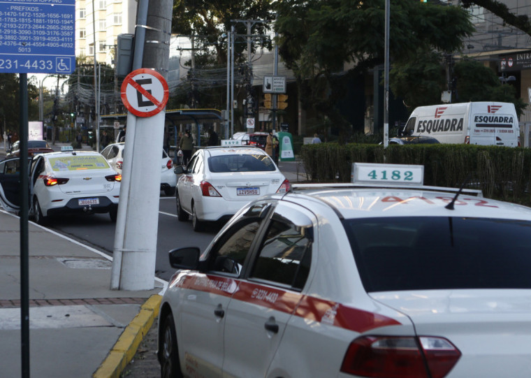 Hoje o táxi sobrevive diante de concorrência predatória, aponta presidente do Sintáxi