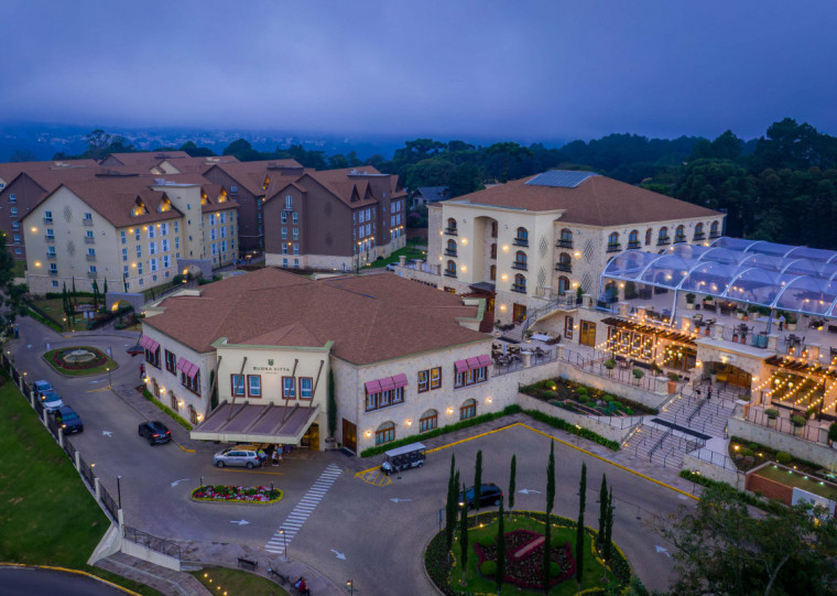 As vagas contemplam diferentes áreas, incluindo Alimentos & Bebidas, Operação, Atendimento, Manutenção, Governança, Vendas e Recreação