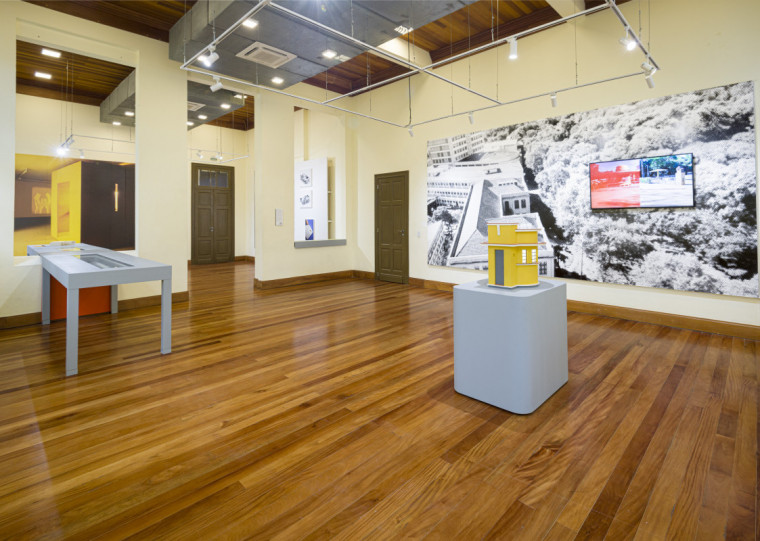 Acompanhada pelo curador Eduardo Veras, artista debate as obras e a história que por trás de trabalhos inéditos