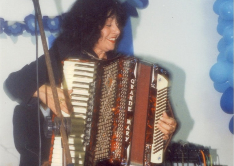 A acordeonista se tornou lendária na música gaúcha ainda na juventude, a partir do final dos anos 1960, como dupla de Teixeirinha