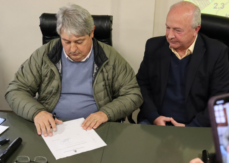 Os dois decretos, que vetam a emissão de alvarás foram assinados na manhã desta segunda-feira (30, pelo Prefeito de Gramado, Nestor Tissot (E)