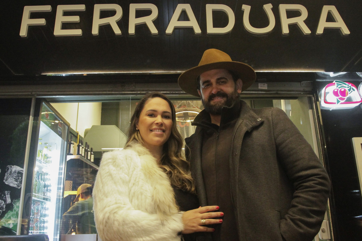 Fernanda Carpenedo e Tiago Leite na inaugura&ccedil;&atilde;o da Ferradura Pizzaria | EVANDRO OLIVEIRA/JC