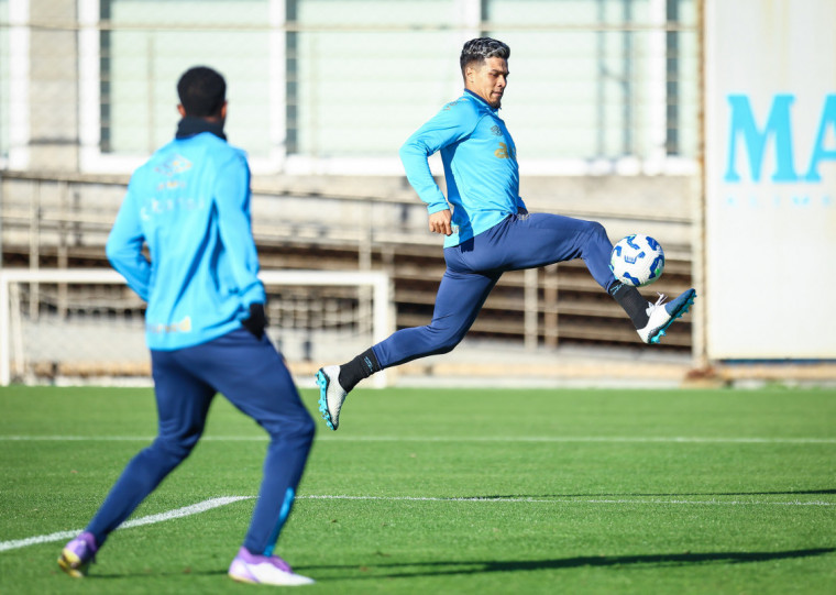 Saída do uruguaio estaria condicionada à chegdada de outro atacante